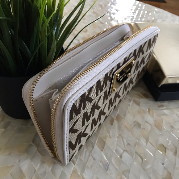 Michael Kors Wallet - Picture 6 of 8